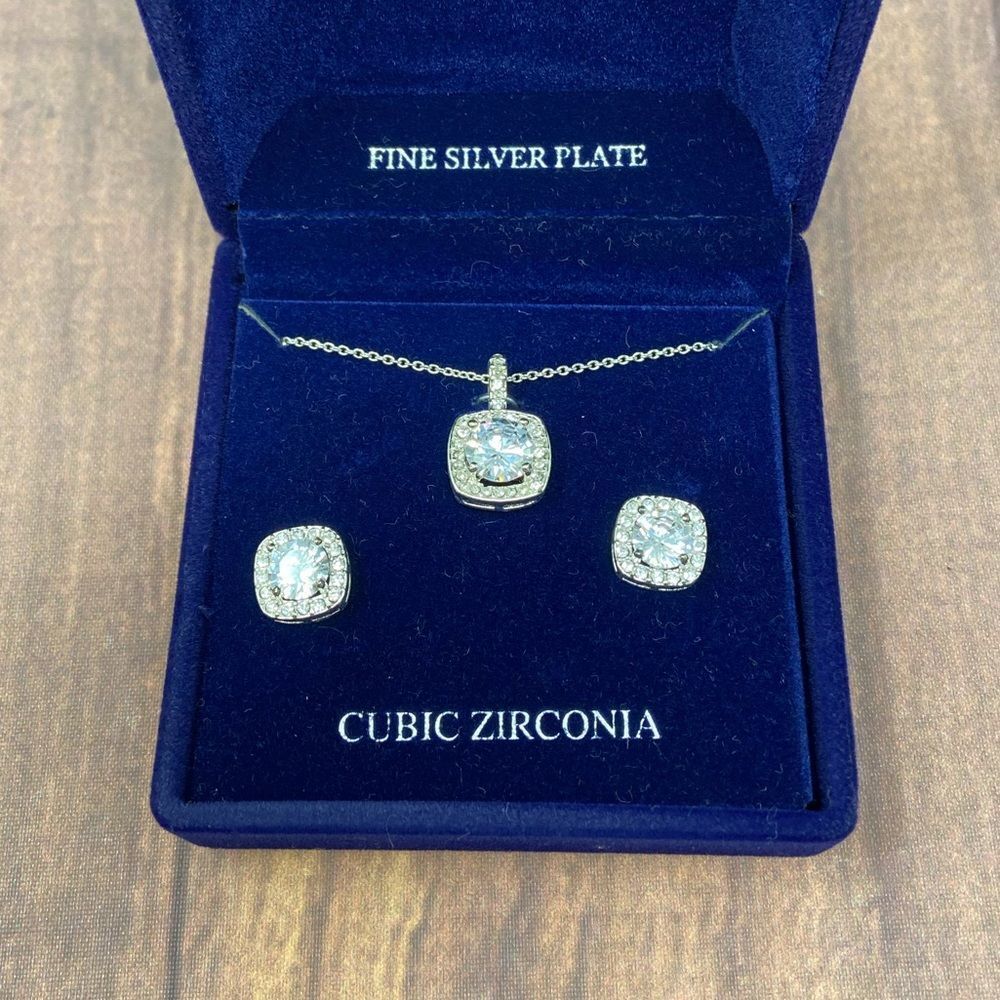 MACY’S CUBIC ZIRCONIA SILVER NECKLACE AND STUD EARRINGS SET K961